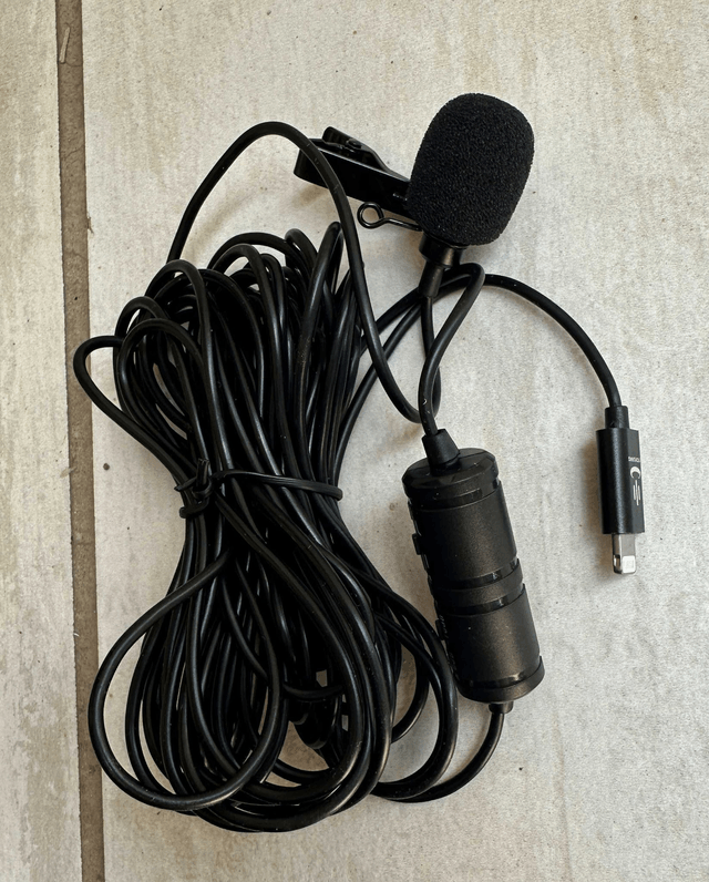 Microphone with lightning connector